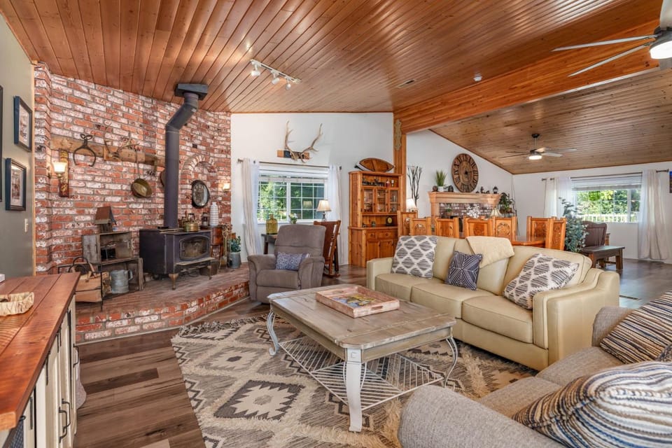 Yosemite Creekside Retreat with spa/games/EV Charger and more House in Sierra Nevada