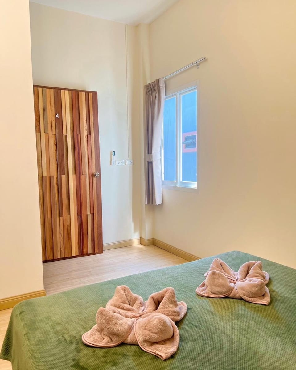 Bedroom, towels