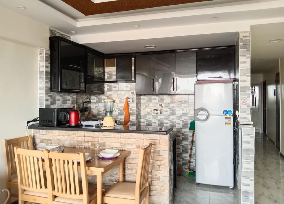 Kitchen or kitchenette, Dining area