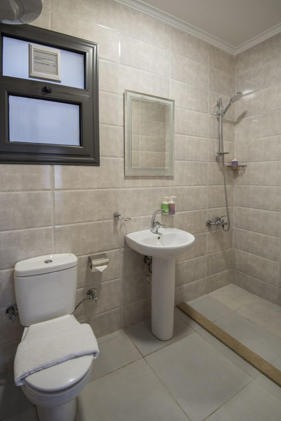 Shower, Toilet, Bathroom, towels