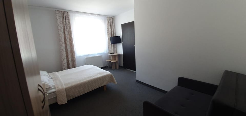 Bed, TV and multimedia, Photo of the whole room, Seating area, Evening entertainment, Bedroom