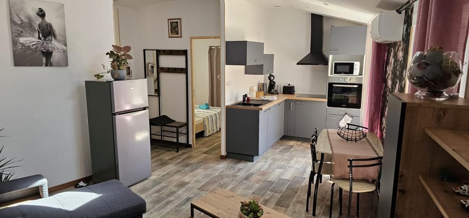 Kitchen or kitchenette