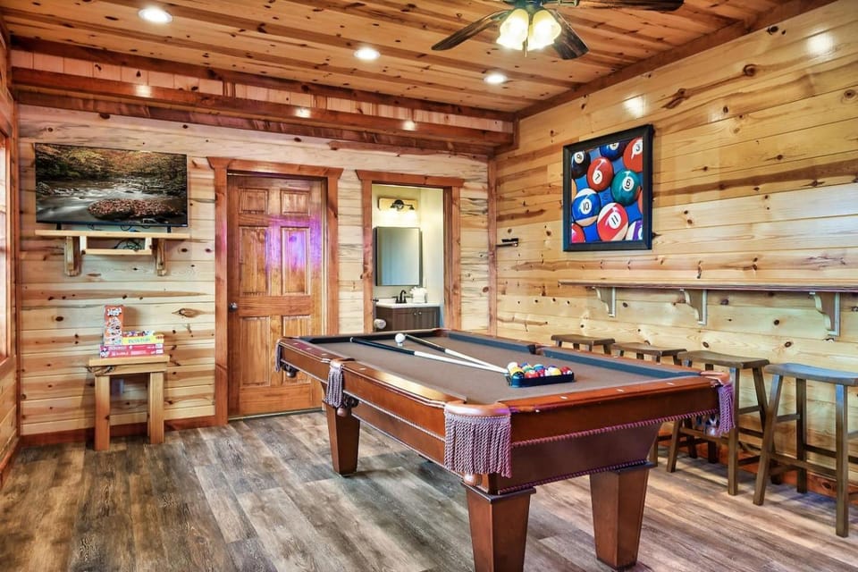 EPIC VIEW-Pvt Indoor POOL- 6 Mstr BR- 5Mi to Pkwy House in Pigeon Forge