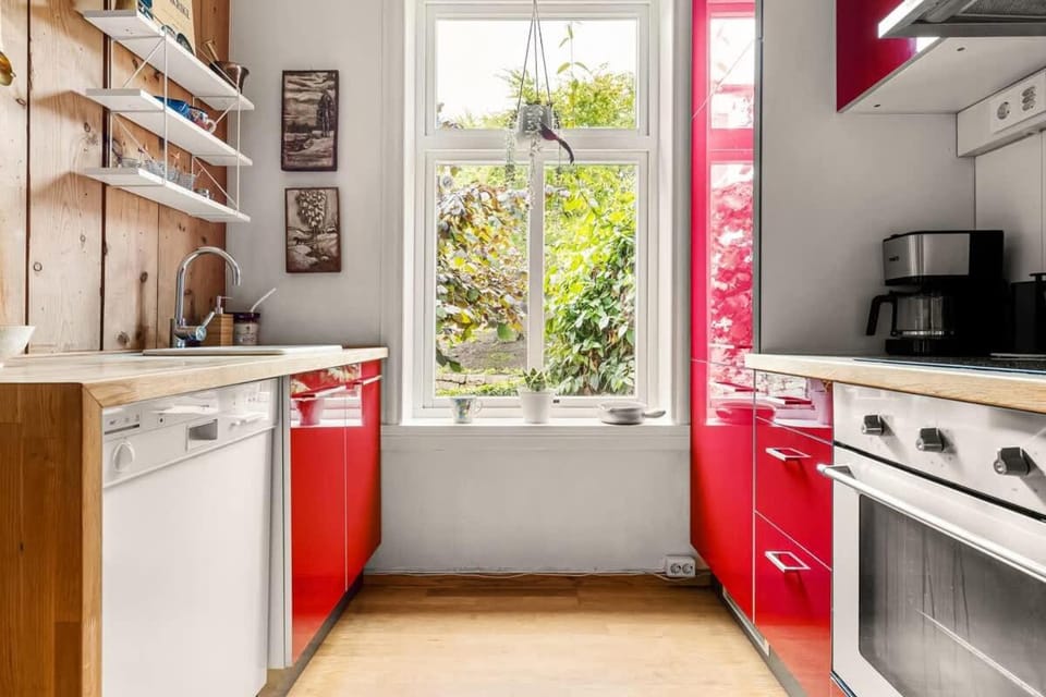 Coffee/tea facilities, Kitchen or kitchenette, dishwasher, oven, stove