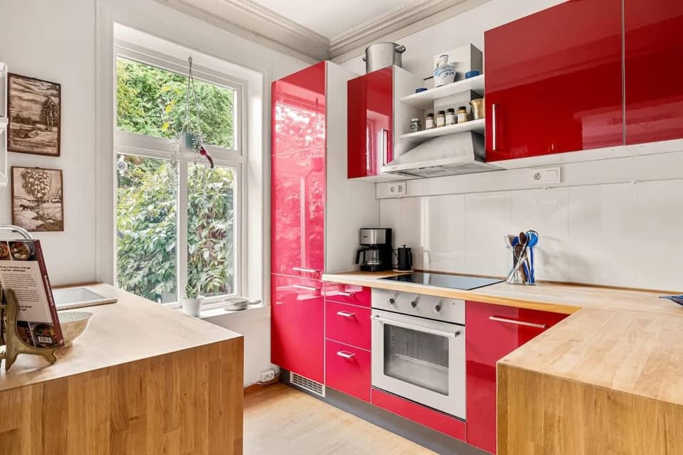 Coffee/tea facilities, Kitchen or kitchenette, oven, stove