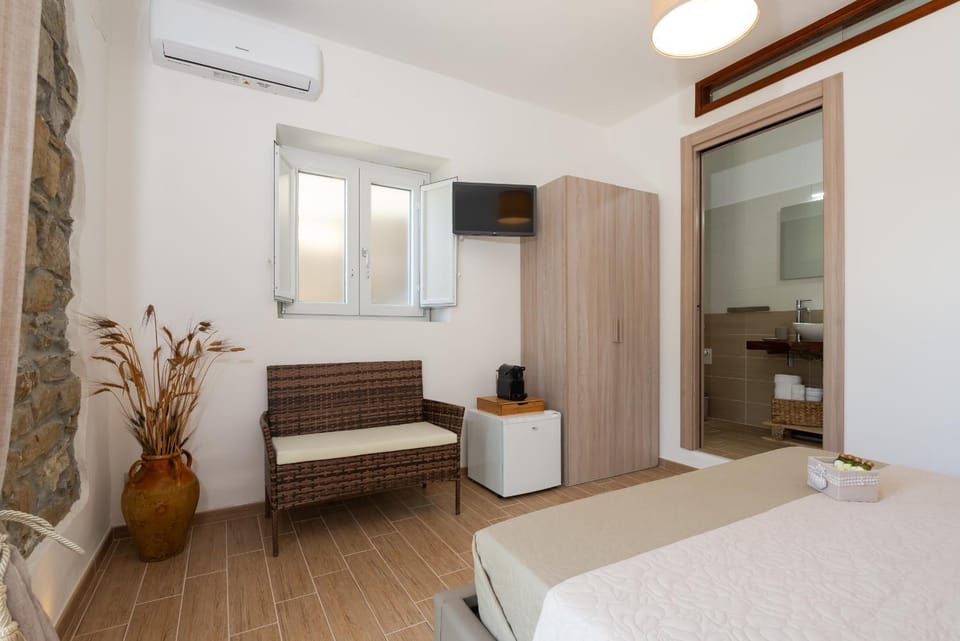 Bed, Bathroom, TV and multimedia, Bedroom, wardrobe, air conditioner