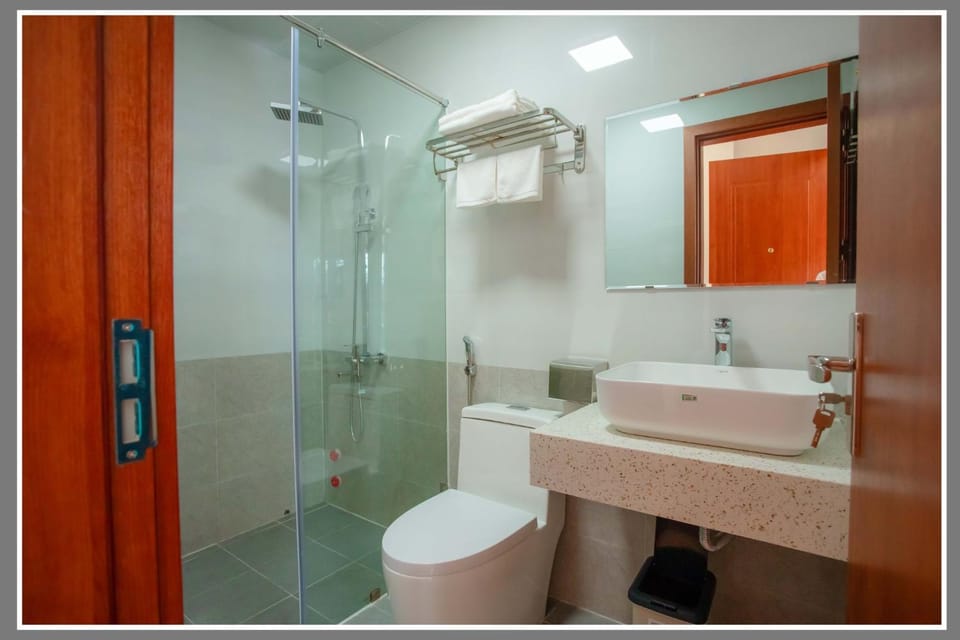 Shower, Toilet, Bathroom, towels