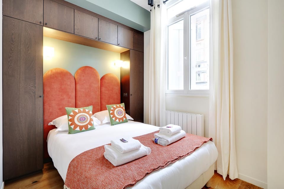 Bed, Bedroom, towels