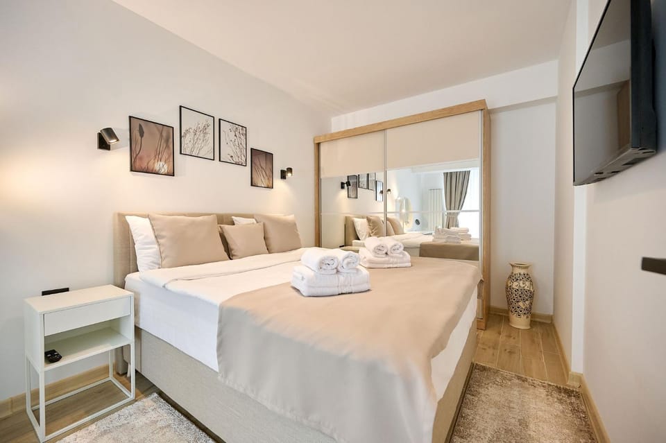 Bed, TV and multimedia, Photo of the whole room, Bedroom