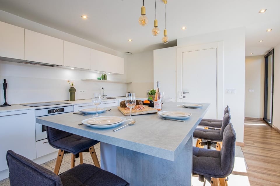 Kitchen or kitchenette, Dining area