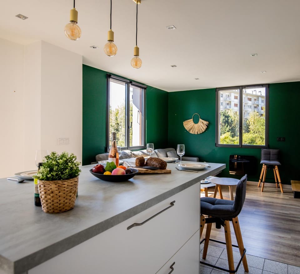 Food and drinks, Seating area, Dining area