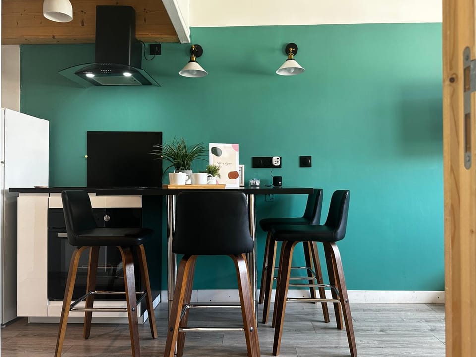 Kitchen or kitchenette, Dining area