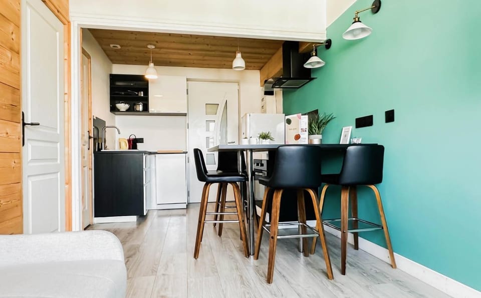 Kitchen or kitchenette, Seating area, Dining area