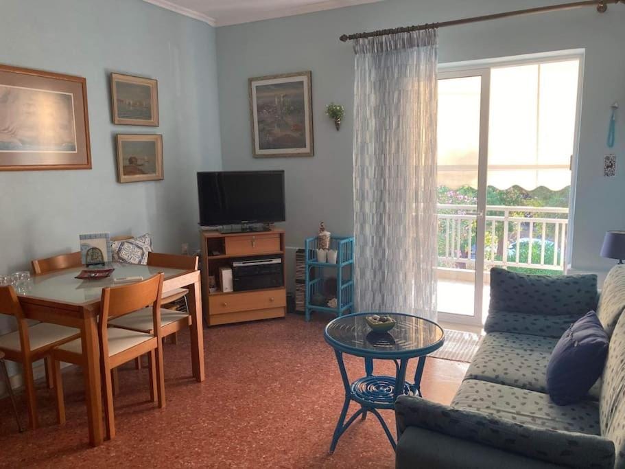 TV and multimedia, Seating area, Dining area