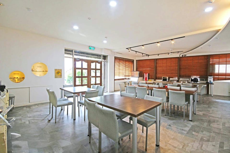 Restaurant/places to eat, Seating area, Dining area