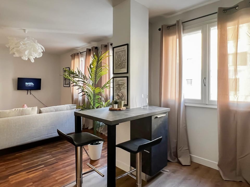 Bed, TV and multimedia, Living room, Photo of the whole room, Seating area, Dining area, Bedroom, hair dresser