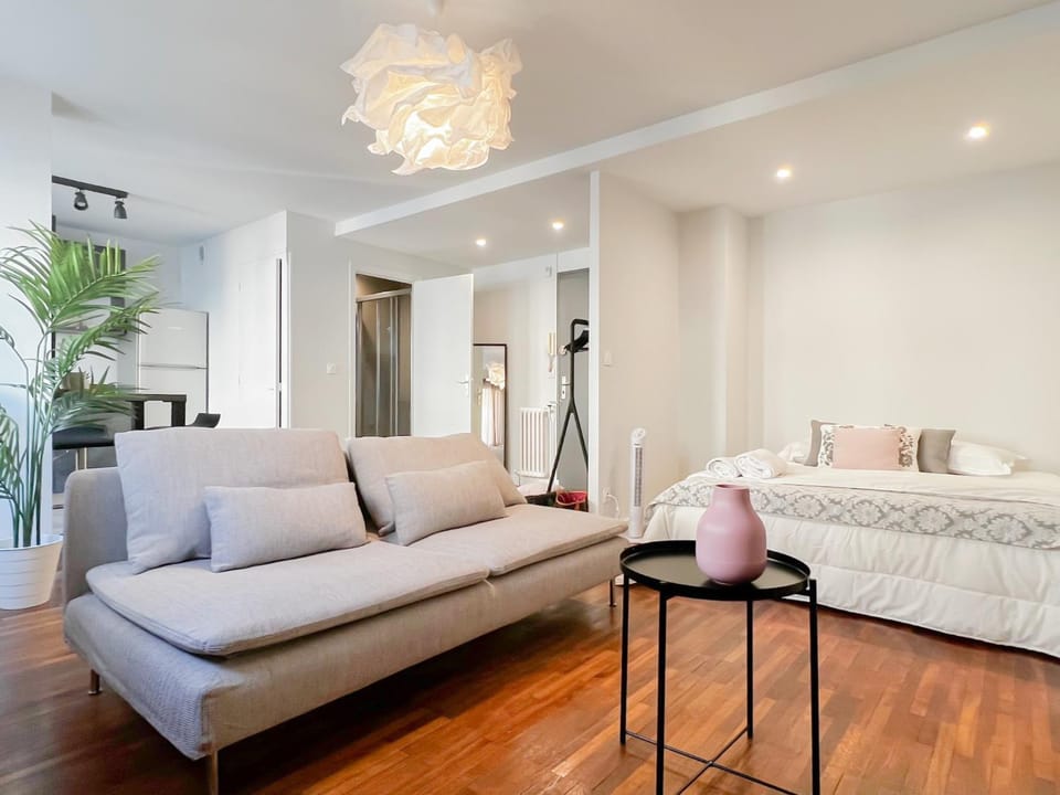 Bed, Living room, Photo of the whole room, Seating area, Bedroom