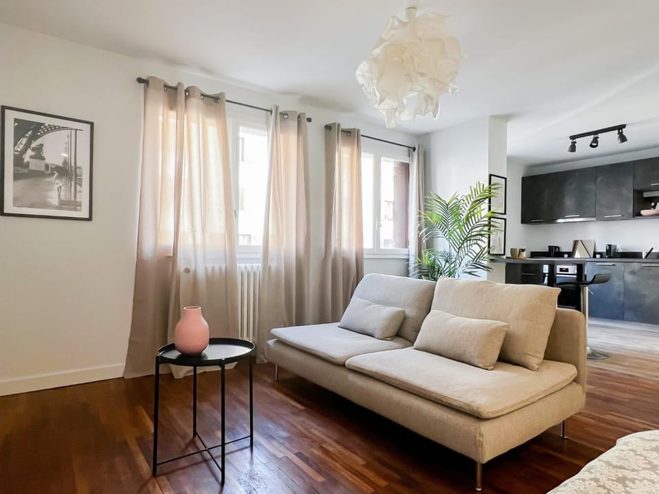 TV and multimedia, Kitchen or kitchenette, Living room, Seating area