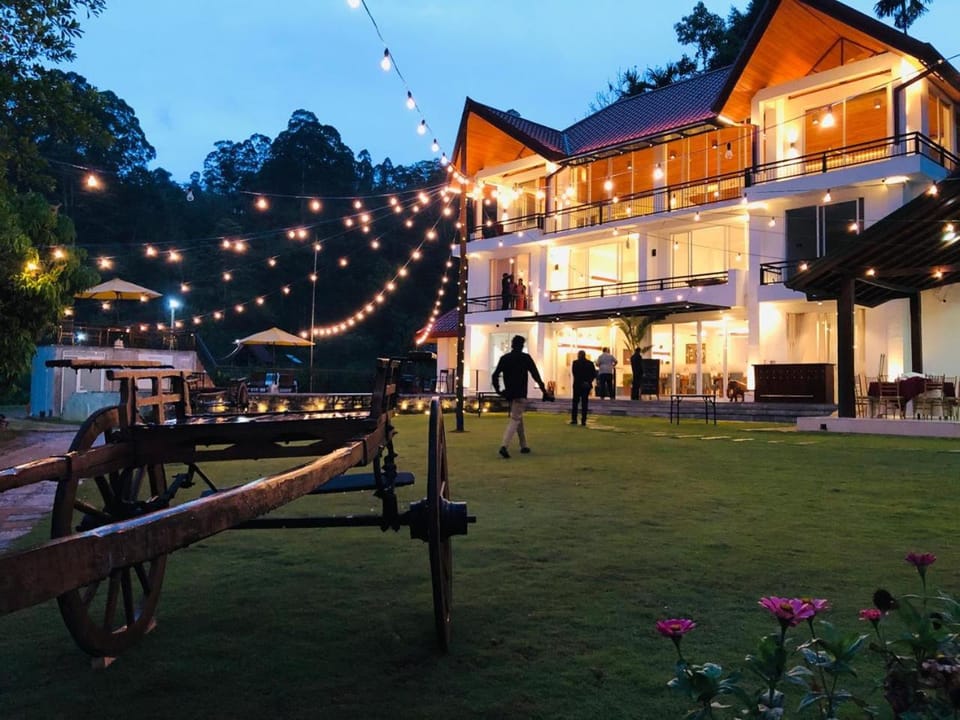 Property building, Restaurant/places to eat