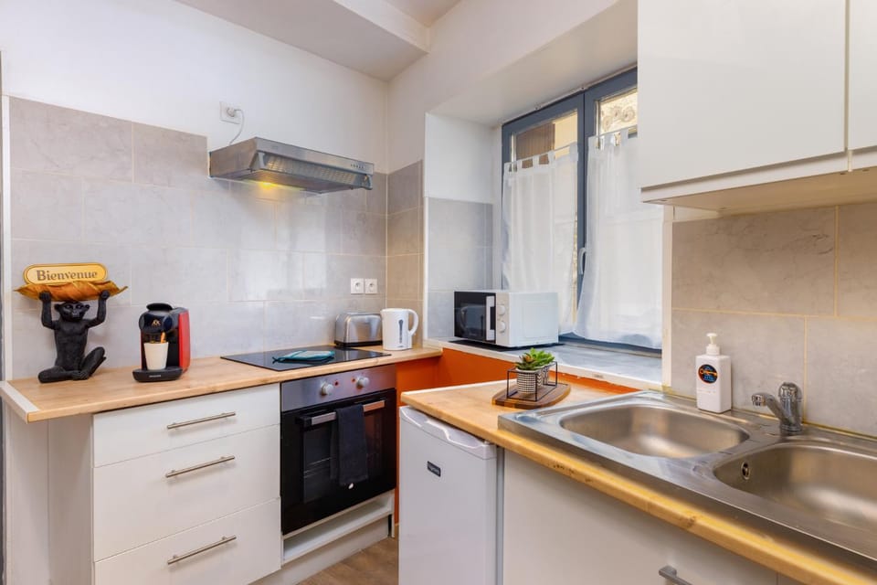 Kitchen or kitchenette, oven