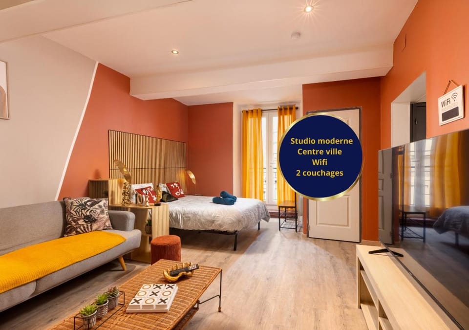 Bed, TV and multimedia, Logo/Certificate/Sign, Bedroom