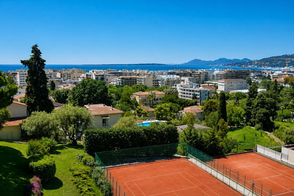 Vue mer sublime - Piscine & activités sur place Apartment in Antibes