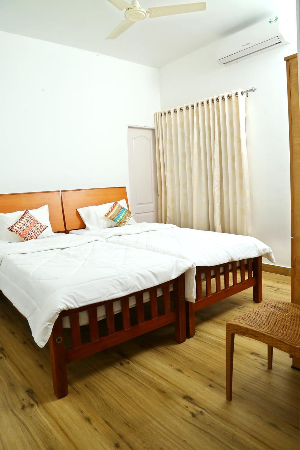 Bed, Photo of the whole room, Bedroom
