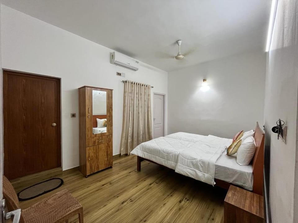 Bed, Photo of the whole room, fireplace, wardrobe, air conditioner