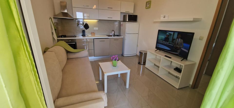 TV and multimedia, Kitchen or kitchenette, Living room, Seating area, oven, stove