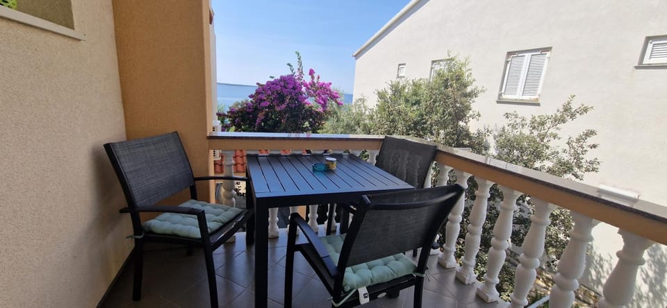 Day, View (from property/room), Seating area, Dining area