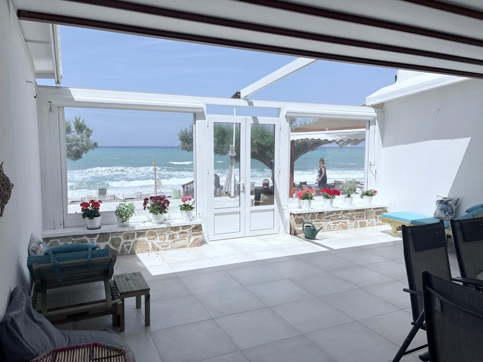 View (from property/room), Dining area, Beach, Sea view, sunbed