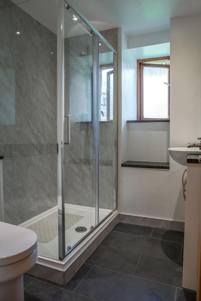 Shower, Toilet