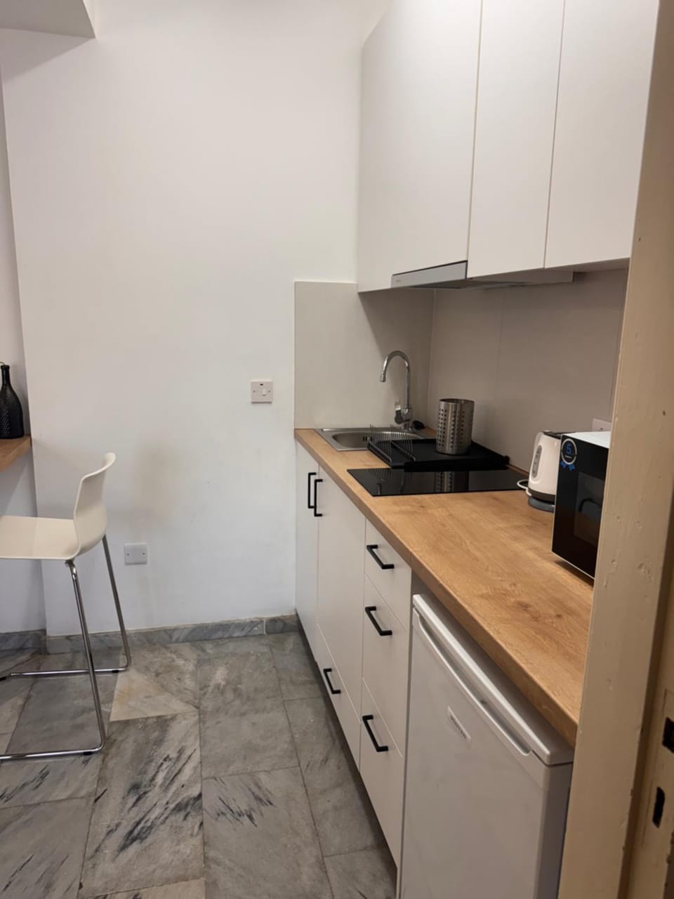 Coffee/tea facilities, Kitchen or kitchenette, stove