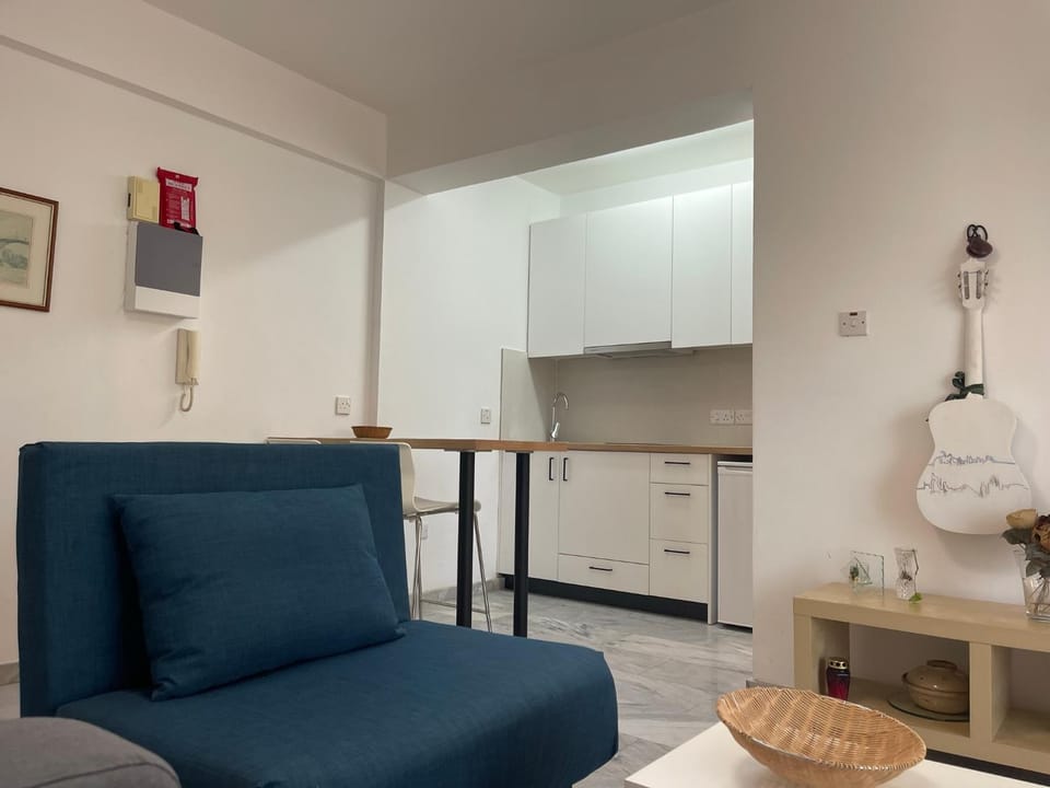 Kitchen or kitchenette, Living room, Seating area