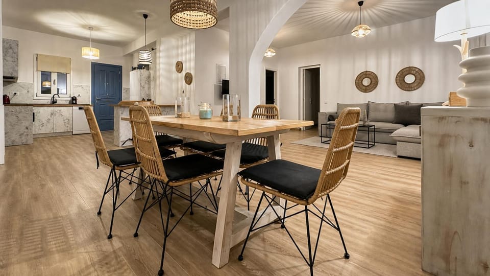 Kitchen or kitchenette, Seating area, Dining area