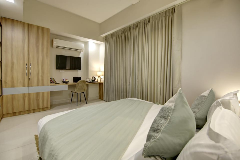 Bed, TV and multimedia, Living room, Photo of the whole room, Seating area, Bedroom, hair dresser