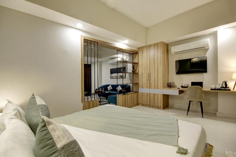 Communal lounge/ TV room, Bed, TV and multimedia, Living room, Photo of the whole room, Seating area, Evening entertainment, Bedroom, hair dresser