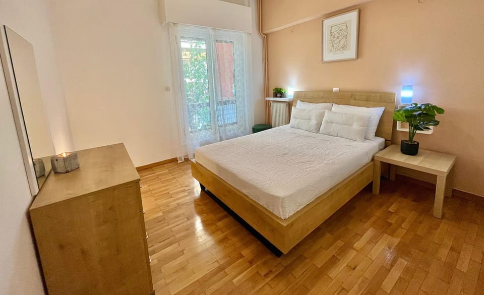 Photo of the whole room, Bedroom