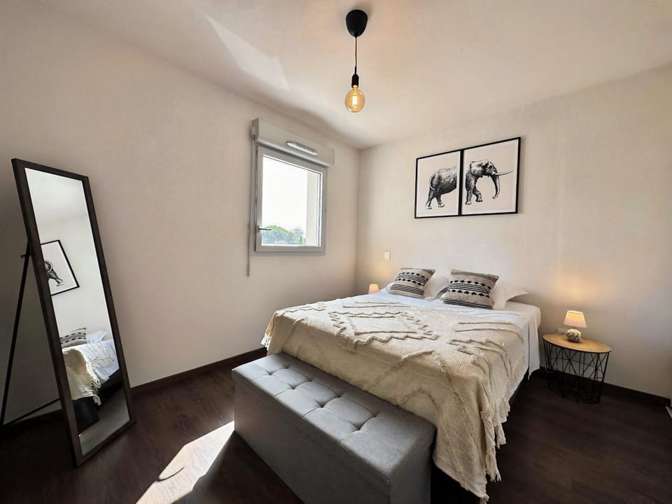 Bed, Photo of the whole room, Bedroom