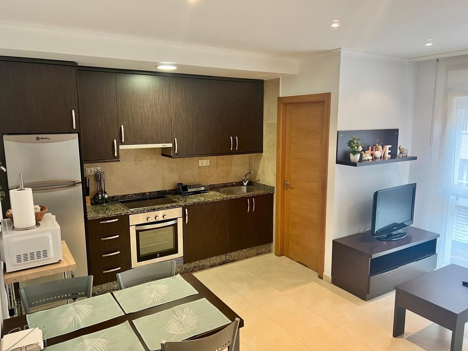 Kitchen or kitchenette, Dining area, oven, stove