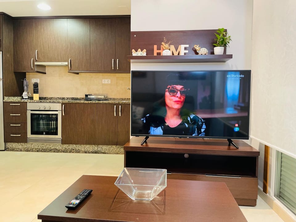 Communal lounge/ TV room, TV and multimedia, Kitchen or kitchenette, Dining area, oven, stove