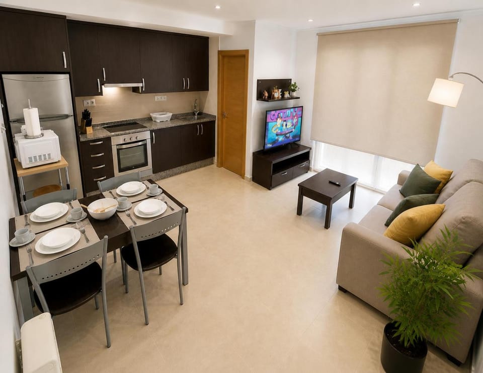 Communal lounge/ TV room, TV and multimedia, Kitchen or kitchenette, Living room, Seating area, Dining area, oven, stove