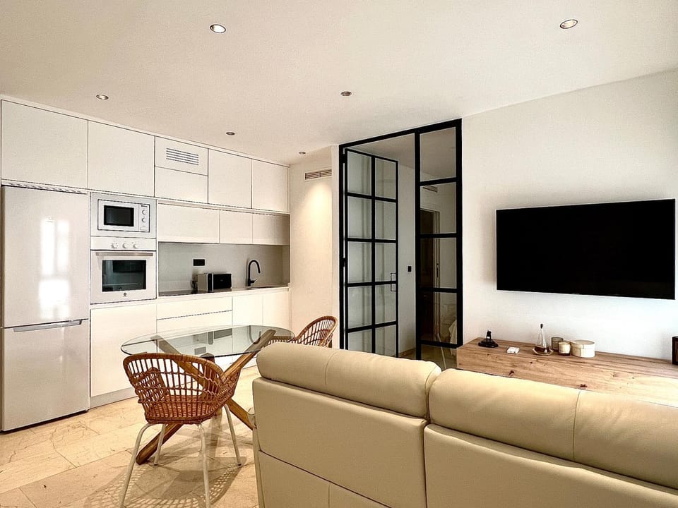 TV and multimedia, Kitchen or kitchenette, Living room, Lounge or bar, Seating area, Dining area, minibar, pet friendly, stove