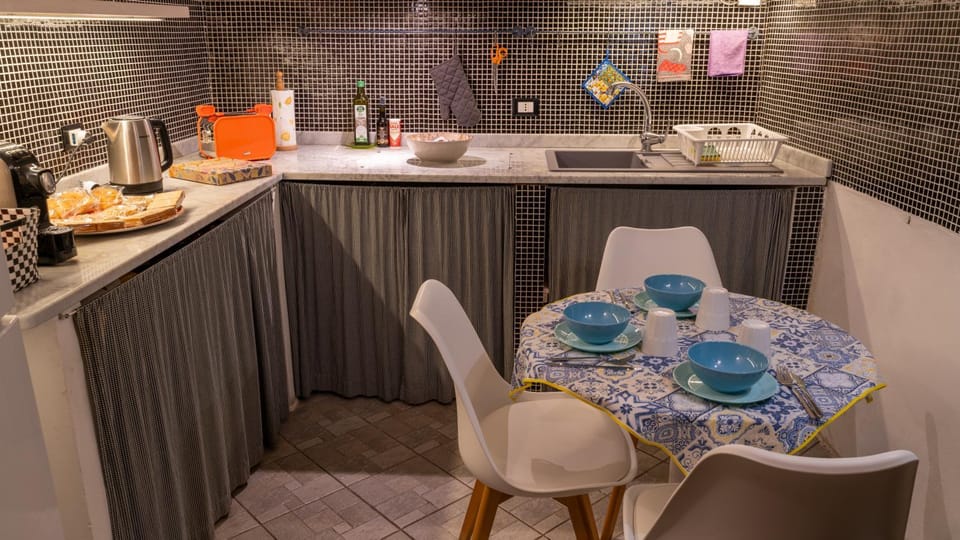 Coffee/tea facilities, Food and drinks, Seating area, Dining area, Breakfast, Drinks, toaster