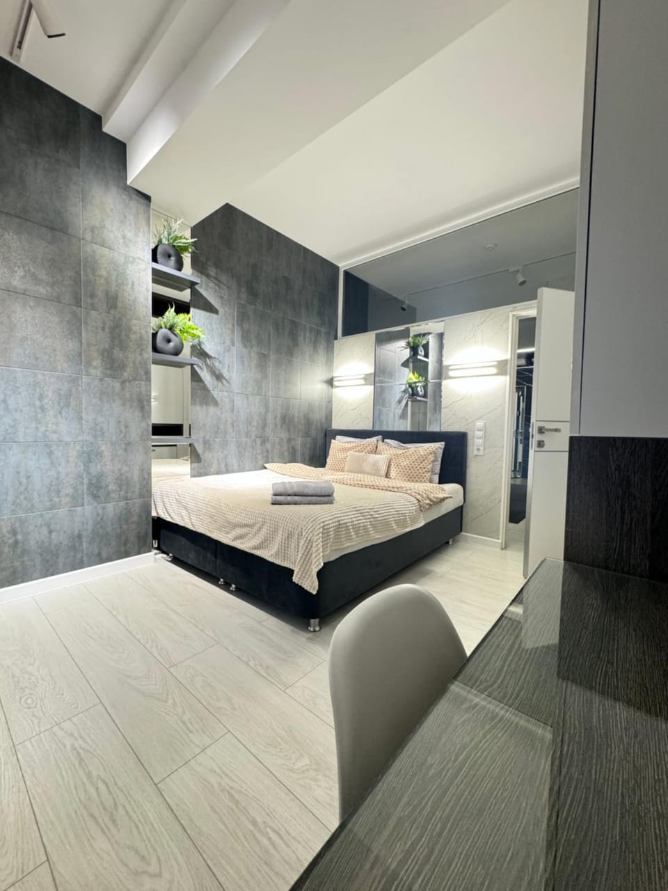 Bed, Photo of the whole room, Bedroom, towels