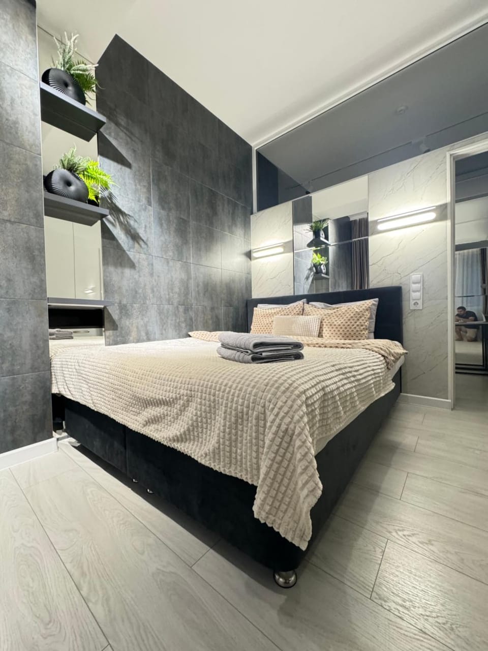 Bed, Photo of the whole room, Bedroom, towels