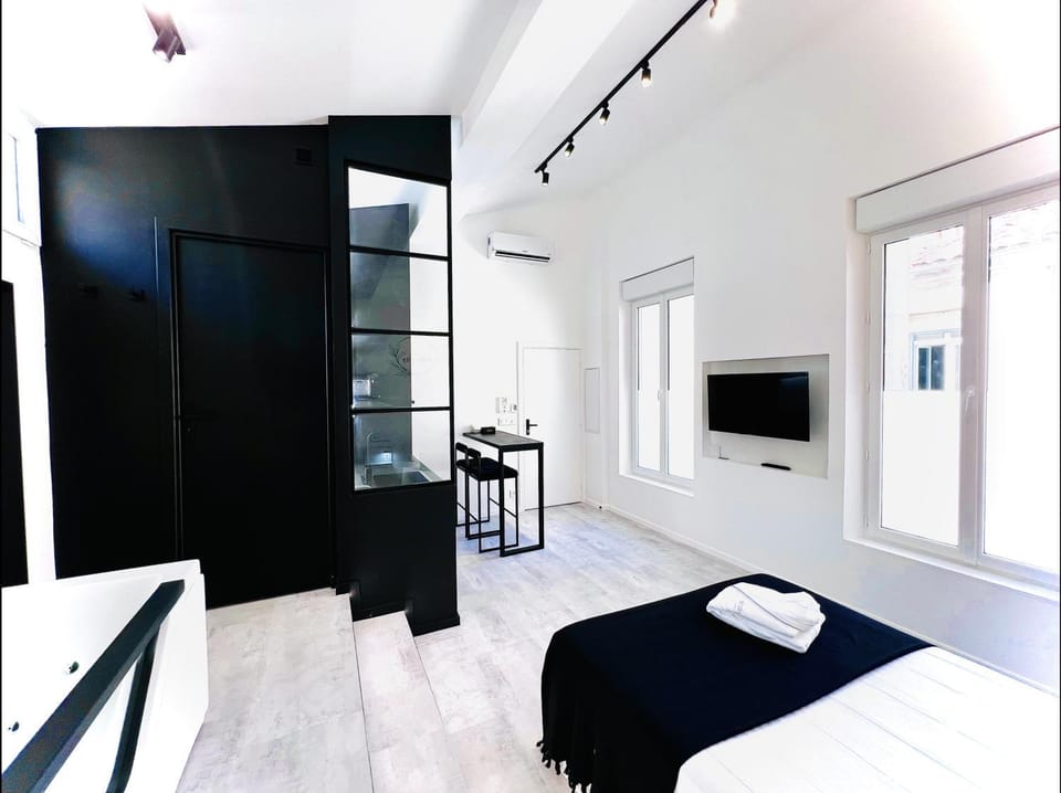 Bed, TV and multimedia, Living room, Photo of the whole room, Seating area, Bedroom, kitchen