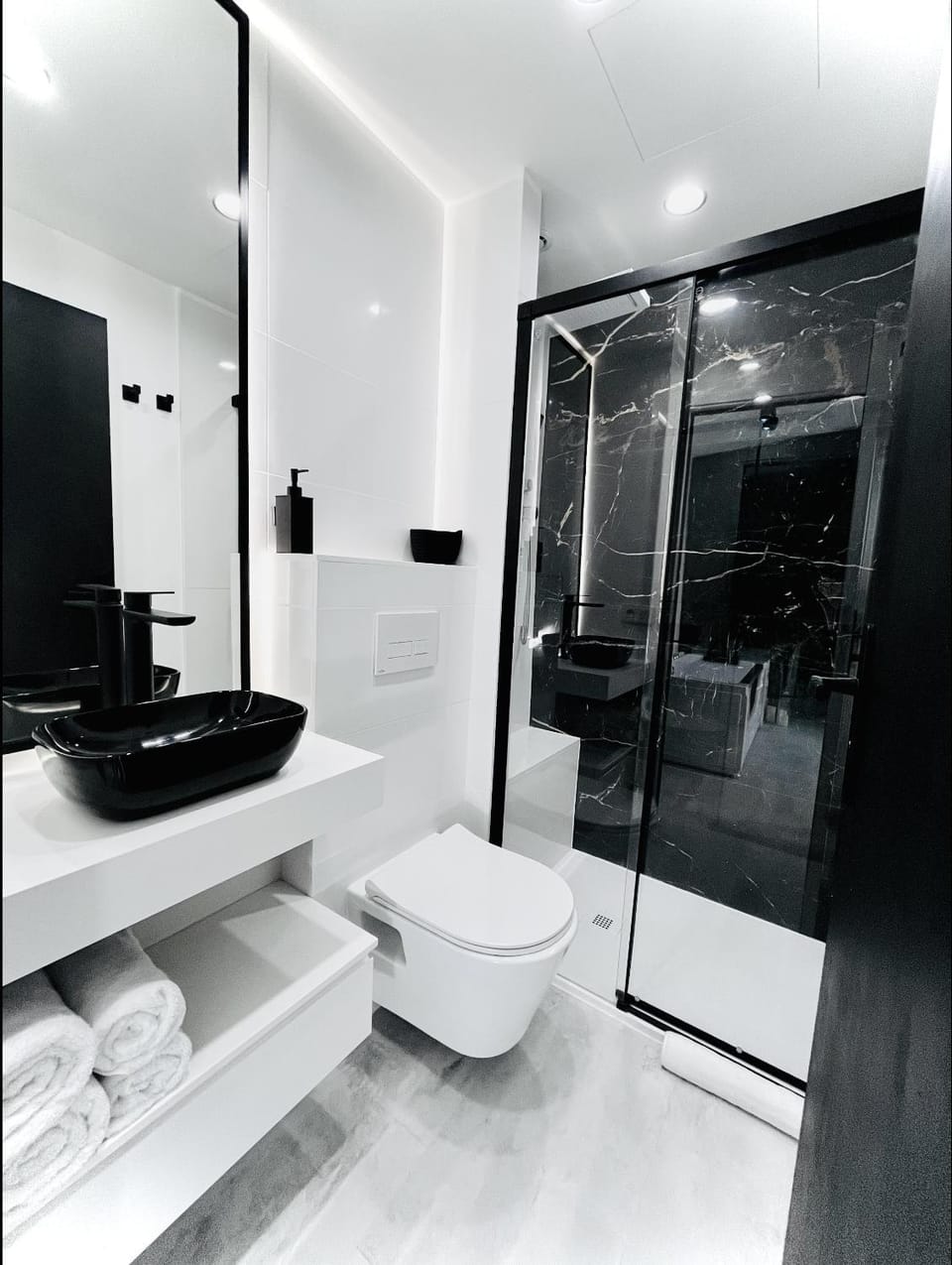Shower, Toilet, Bathroom, towels