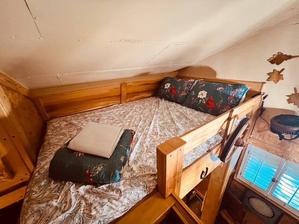 Tiny House, WIFI,Hot tub,Secluded House in Cosby