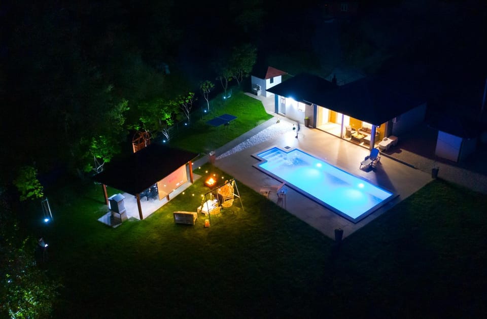 Property building, Night, Garden, Garden view, Pool view, Swimming pool, sunbed